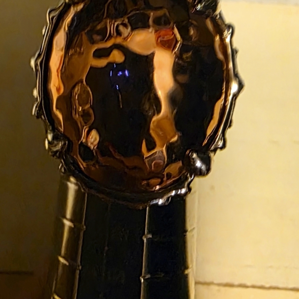 Elegant Gold and Black Women's Ring